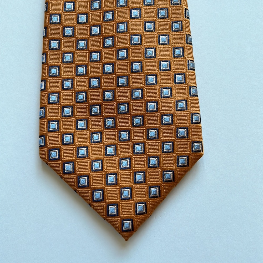 Orange Nautica tie. Great condition. Smoke free home.